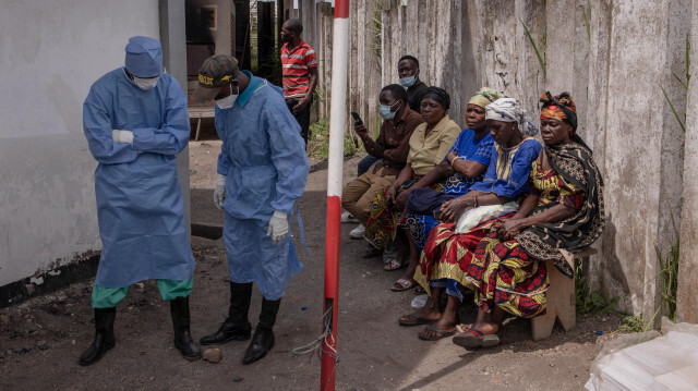 Des travailleurs de la santé se tenant à l'extérieur de l'hôpital provincial du Nord-Kivu en République démocratique du Congo, le 15 mai 2024. 