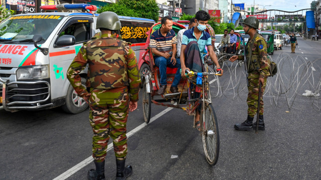 Des soldats bangladais patrouillant dans les rues pour disperser les manifestants contre les quotas à Dhaka, le 20 juillet 2024. 