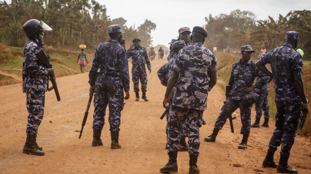 Les locaux du parti de l'opposant Bobi Wine, la Plateforme d'unité nationale (NUP), ont été encerclés lundi par des policiers lourdement armés à Kavule, dans la banlieue de Kampala. Cette action survient à la veille d'une manifestation contre la corruption, interdite par les autorités.