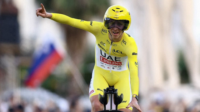 Le coureur slovène de l'équipe UAE Team Emirates, Tadej Pogacar, remporte la victoire finale de la 111e édition du Tour de France, le 21 juillet 2024.  