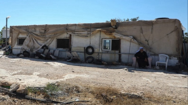 Le Palestinien Mohamed Al-Nawajaa, 78 ans, est assis devant sa maison dans le village de Susya, dans le sud de la Palestine occupée, le 17 juillet 2024.