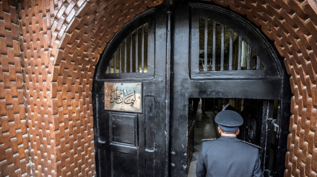 Une photo prise lors d'une visite guidée organisée par le Service d'information de l'État égyptien, le 11 février 2020, montre un policier égyptien entrant dans la prison de Tora, dans la banlieue sud de la capitale égyptienne, Le Caire. 