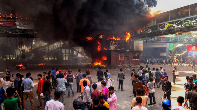 Des manifestants contre les quotas se heurtent à la police à Dhaka le 18 juillet 2024.