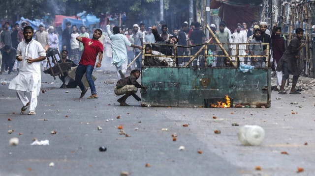 Des manifestants se heurtent à la police lors d'une manifestation contre les quotas à Dhaka, le 19 juillet 2024.