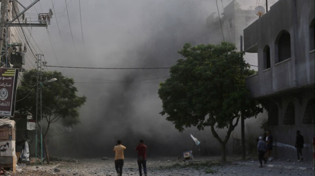 De la fumée et de la poussière s'élèvent de la zone après l'attaque par l'armée israélienne d'un bâtiment dans le camp de réfugiés de Nuseirat dans la Bande de Gaza, le 21 juillet 2024.