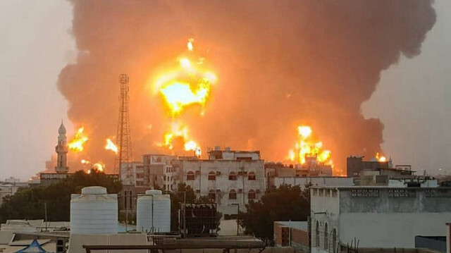 Une énorme colonne de feu apparaît suite à des frappes israéliennes dans la ville portuaire d'Hodeïda au Yémen, le 20 juillet 2024.