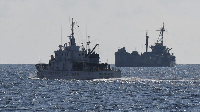 Le navire de la garde côtière philippine BRP Malapascua (G) patrouillant près du navire de la marine échoué BRP Sierra Madre où les marines philippins sont stationnés pour faire valoir les revendications territoriales de Manille à Second Thomas Shoal dans les îles Spratly dans la mer de Chine méridionale contestée, le 23 avril 2023.