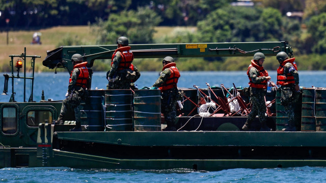  Soldats à bord d'un canot pneumatique sur la rivière Tamsui, avant un exercice de défense fluviale dans le cadre de l'exercice militaire annuel Han Kuang, à New Taipei, Taïwan, le 22 juillet 2024.