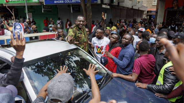 Un officier supérieur de la police s'arrête pour appeler au calme lors des manifestations anti-gouvernementales visant à demander des comptes au gouvernement, dirigé par le président Willam Ruto, à Nairobi, le 23 juillet 2024. 