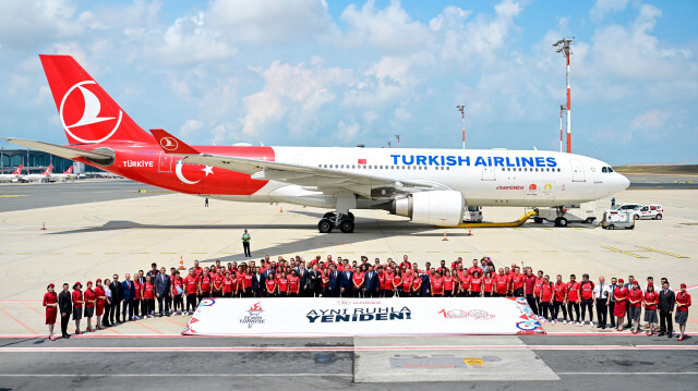 La délégation turque pour les JO 2024, "Team Türkiye", prend une photo de famille avant son envol pour Paris.