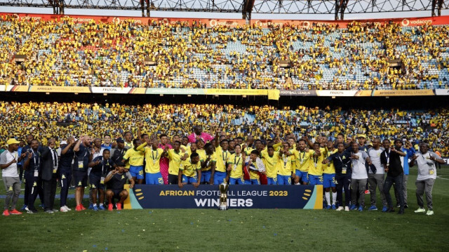 Les joueurs de Mamelodi Sundowns leur victoire de la Ligue Africaine de Football (AFL), à Pretoria le 12 novembre 2023.  