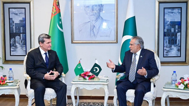 Le Vice-premier ministre et ministre des affaires étrangères du Papkistan, Mohammad Ishaq Dar s'est entretenu avec le vice-président du cabinet des ministres et ministre des affaires étrangères du Turkménistan, Rashid Meredov, le 23 Juillet 2024. 