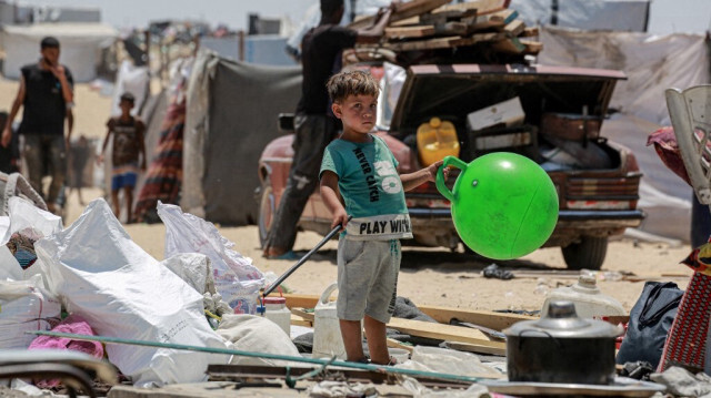 Un enfant palestinien déplacé de force en raison des bombardements de l'armée israélienne au milieu des palestiniens qui rassemblent leurs affaires pour évacuer la zone de Mawassi à la périphérie du sud-ouest de Khan Yunis, dans le sud de la bande de Gaza, en Palestine, le 28 juin 2024.