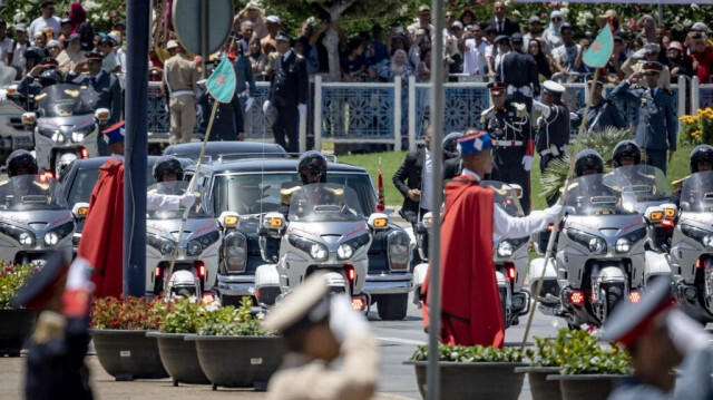 Un convoi transportant le roi du Maroc Mohammed VI arrive dans la ville de M'diq lors du 24e anniversaire de son accession au trône, le 30 juillet 2023. 