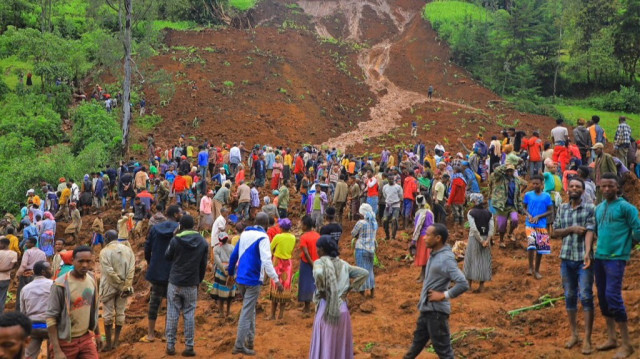 Cette image tirée d'un document diffusé par le département des affaires de communication du gouvernement de la zone de Gofa le 22 juillet 2024 montre des personnes se tenant au pied d'un glissement de terrain qui s'est produit dans le district de Geze-Gofa. Au moins 146 personnes sont mortes dans un glissement de terrain dans le sud de l'Éthiopie le 22 juillet 2024, après de fortes pluies, selon un bilan provisoire qui pourrait encore s'alourdir, ont annoncé les autorités locales le lendemain. 
Département des affaires de communication du gouvernement de la zone de Gofa/ESN