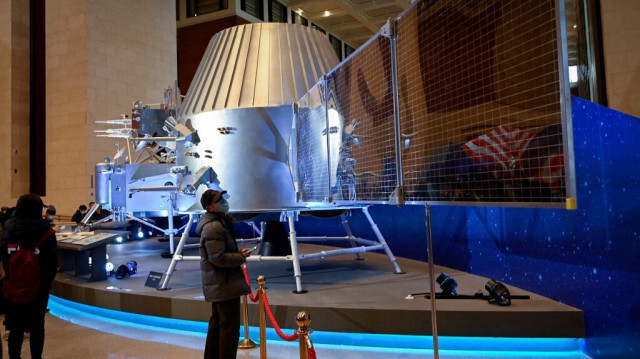 La maquette d'un orbiteur lunaire du programme d'exploration lunaire chinois Chang'e-5 lors d'une exposition au Musée national de Chine à Pékin, le 4 mars 2021.