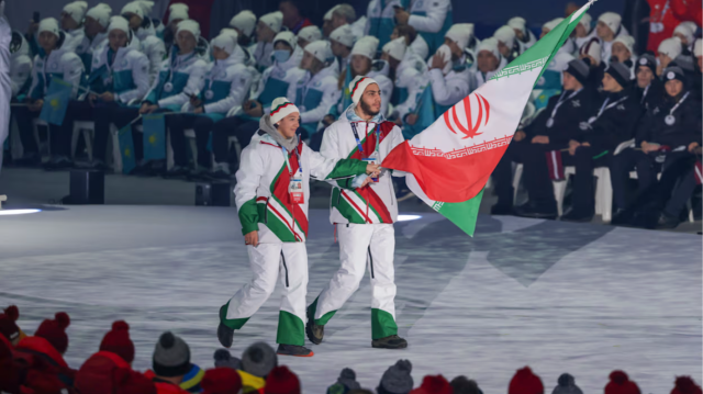 Portes drapeaux de l'équipe olympique de la République islamique d'Iran lors de la cérémonie d'ouverture des Jeux olympiques de Gangwon, en Corée, le vendredi 19 janvier 2024.  
