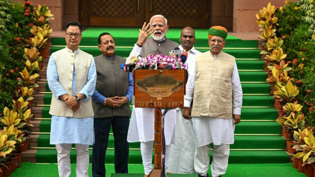 Le Premier ministre indien Narendra Modi (C) et des législateurs s'adressent à lui à son arrivée pour assister à la session de la mousson du Parlement à New Delhi, le 22 juillet 2024.