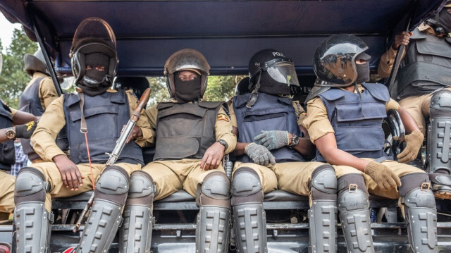 Des policiers ougandais assis sur un camion dans un bureau de vote à Magere, en Ouganda, le 14 janvier 2021. 