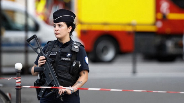 Les premières investigations révèlent qu'il a acquis des armes pour commettre une action violente au nom de l'idéologie de l'organisation terroriste Daech dans des lieux publics au Mans. 