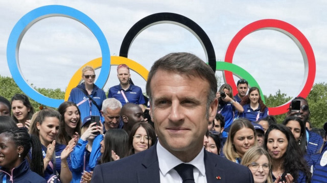 Le président français Emmanuel Macron lors d'une visite au Village Olympique, à Saint-Denis, au nord de Paris, le 22 juillet 2024.