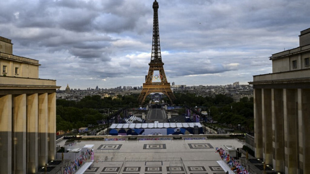 Les anneaux olympiques affichés sur la Tour Eiffel en préparation des Jeux Olympiques et Paralympiques de Paris 2024, à Paris, le 23 juillet 2024.  