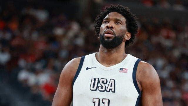 Joel Embiid, numéro 11 de l'équipe des États-Unis, lors du match contre l'équipe du Canada le 10 juillet 2024 à la T-Mobile Arena de Las Vegas, Nevada. 