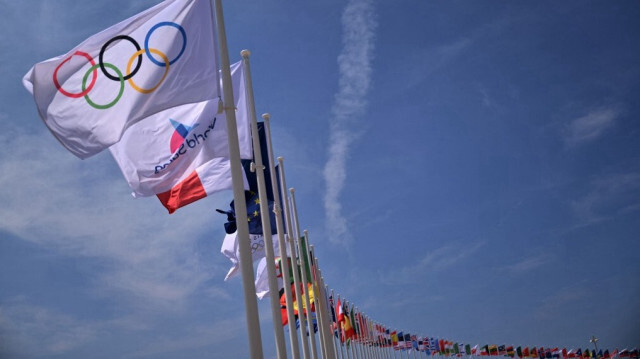 Le drapeau olympique est visible sur le site des JO 2024 de voile à Marseille, dans le sud de la France, le 17 juillet 2024.