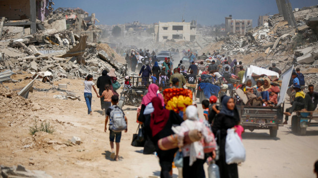 Des Palestiniens, y compris des femmes et des enfants, fuient vers des zones sûres avec leurs effets personnels après qu'Israël a ordonné leur évacuation immédiate de Khan Younis à Gaza, le 22 juillet 2024.