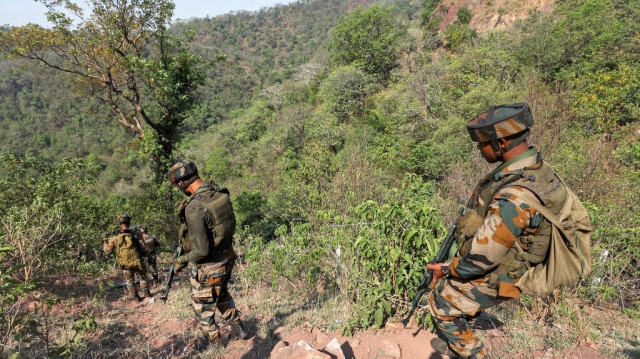 Des membres de l'armée indienne patrouillent lors d'une opération de recherche à Reasi en Inde.