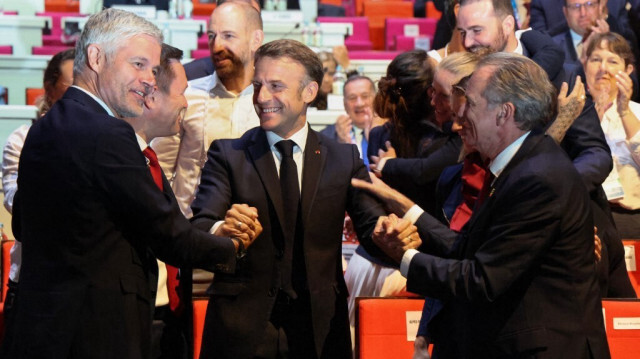 Le président français Emmanuel Macron avec les membres de la délégation française après que Jeux d'hiver 2030 aient été attribuées aux Alpes françaises lors de la 142e session du Comité international olympique (CIO) à Paris le 24 juillet 2024.