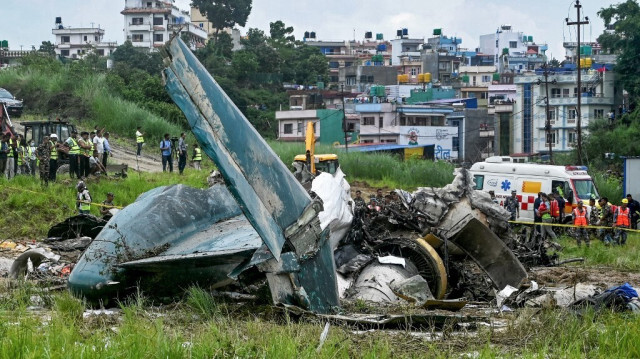 Le personnel de sécurité inspecte les restes d'un avion de Saurya Airlines qui s'est écrasé au décollage à l'aéroport international de Tribhuvan à Katmandou au Népal, le 24 juillet 2024.