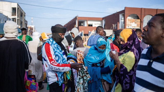 Les Mauritaniens font leurs courses au marché central avant les célébrations de l'Aïd al-Fitr à Nouakchott, le 21 avril 2023. 