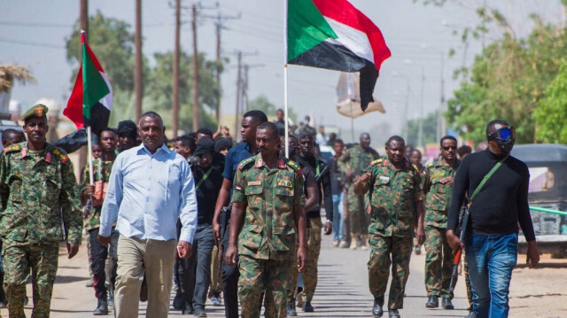 Des membres du bataillon des forces spéciales soudanaises marchent à Karima, dans l'État du Nord, le 19 mai 2024.