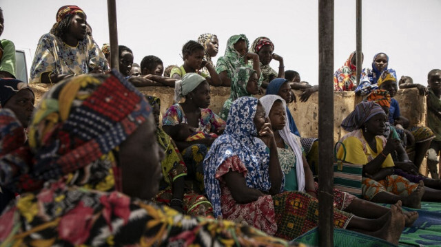 Des femmes déplacées se regroupent sous une ombre au camp de déplacés de Torodi, dans le nord-est du Burkina Faso, le 30 mai 2024.