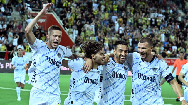 Les joueurs de Fenerbahçe célèbrentleur victoire lors du match aller du deuxième tour de qualification de la Ligue des Champions, entre le FC Lugano et Fenerbahçe, à Thoune, en Suisse, le 23 juillet 2024.