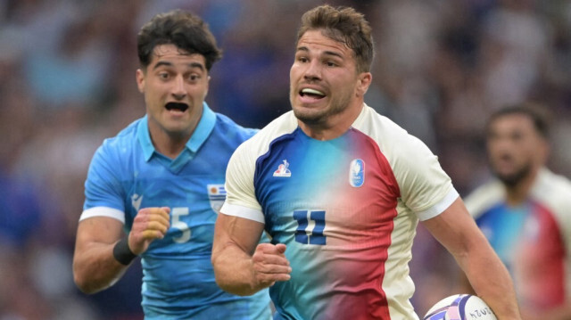 Antoine Dupont de l'équipe de France lors du match de rugby à VII masculin de la poule C entre la France et l'Uruguay pendant les JO 2024 au Stade de France, à Saint-Denis le 24 juillet 2024.