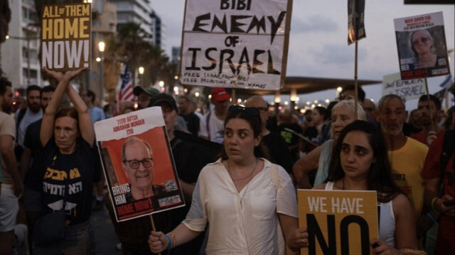 Les familles et sympathisants des otages israéliens manifestent devant l'ambassade américaine à Tel Aviv, pressant le Premier ministre Benjamin Netanyahu de négocier leur libération.