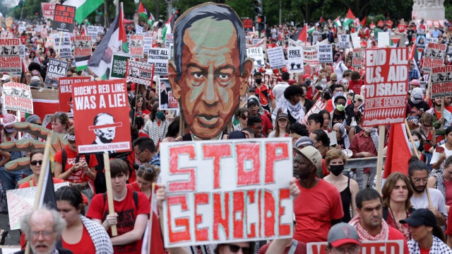 Des américains lors d'une manifestation contre la visite du Premier ministre israélien Benyamin Netanyahu au Congrès américain, près du Capitole des États-Unis, à Washington, DC, le 24 juillet 2024.