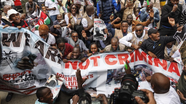 Des journalistes ont organisé un sit-in à Nairobi le 24 juillet 2024, tenant une bannière "Nous ne sommes pas des criminels" et chantant pour la protection des journalistes et des libertés des médias, en réponse aux attaques policières lors des manifestations anti-gouvernementales.