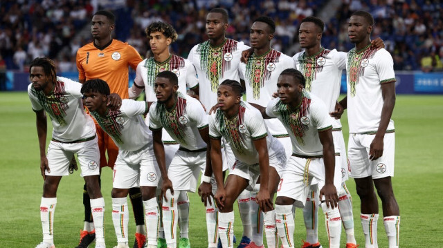 Les joueurs maliens posent pour une photo d'équipe avant le début du match de football masculin du groupe D entre le Mali et Israël lors des JO de Paris 2024 au Parc des Princes, à Paris le 24 juillet 2024.  