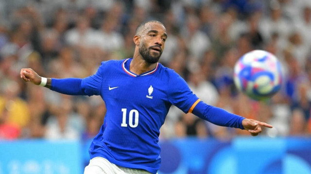 L'attaquant français Alexandre Lacazette, lors du match de football masculin du groupe A entre la France et les États-Unis, dans le cadre des JO 2024, au Stade Vélodrome de Marseille, le 24 juillet 2024.  