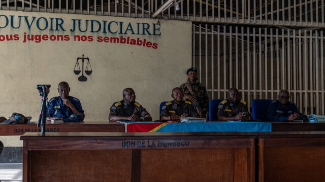 Des juges militaires président le procès de 11 soldats de l'armée congolaise accusés de désertion et de lâcheté lors des combats contre les rebelles du M23 à la cour militaire du Nord-Kivu à Goma, le 03 mai 2024. 