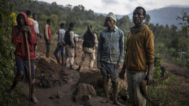 Des habitants et des volontaires partent pour la nuit après avoir creusé dans la boue à la recherche de survivants et de corps sur les lieux d'un glissement de terrain à Gofa, le 24 juillet 2024.