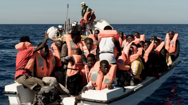 Des migrants se préparent à monter à bord du navire Ocean Viking naviguant dans les eaux internationales au large de la Libye en mer Méditerranée, après avoir été secourus par l'organisation humanitaire maritime européenne "SOS Méditerranée", le 25 octobre 2022.