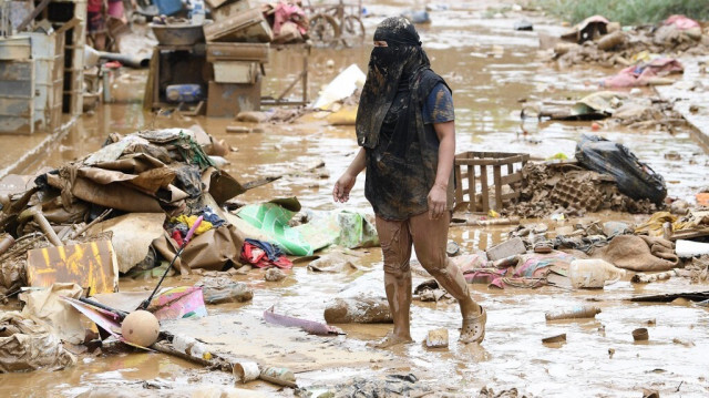 Une habitante marche parmi les débris de sa maison détruite dans un village de Manille le 25 juillet 2024, un jour après que de fortes pluies alimentées par le typhon Gaemi et la mousson saisonnière aient frappé Manille et les régions environnantes au cours des derniers jours.