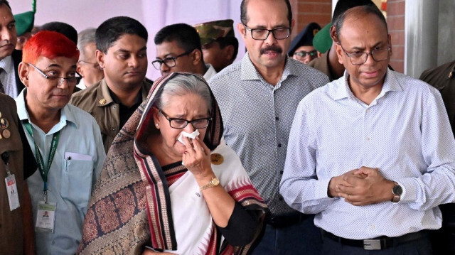 La Première ministre du Bangladesh Sheikh Hasina pleure en visitant une station de métro à Mirpur vandalisée par des étudiants lors des manifestations contre les quotas. 