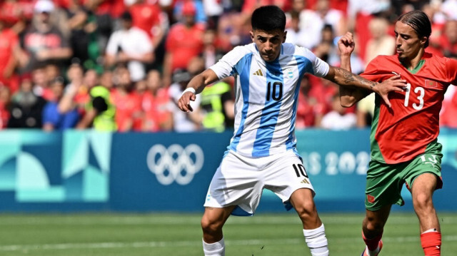 Le milieu de terrain argentin n°10 Thiago Almada lors du match de football masculin du groupe B entre l'Argentine et le Maroc pendant les JO 2024 au stade Geoffroy-Guichard à Saint-Étienne, le 24 juillet 2024.