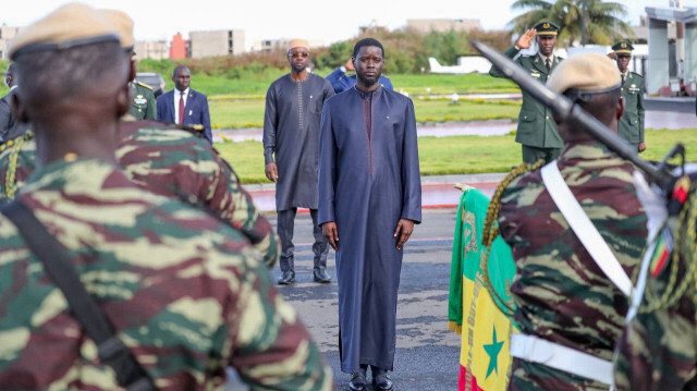 Le président sénégalais Bassirou Diomaye Faye, sur le tarmac d'un aérodrome à Dakar pour rejoindre Paris et la cérémonie d'ouverture des JO 2024.