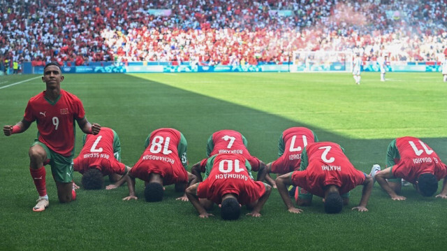 Les joueurs de l'équipe marocaine olympique de football se prosternent après l'ouverture du score par l'attaquant marocain Rahimi, lors du match Argentine - Maroc, à Saint-Etienne, le 24 juillet 2024.